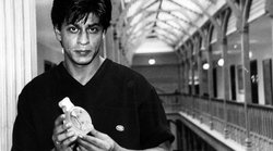 Shah Rukh Khan Birthday: इंदिरा गांधी की करीबी थीं शाहरुख खान की मां, स्वतंत्रता सेनानी पिता ने बताया था आजादी का मतलब