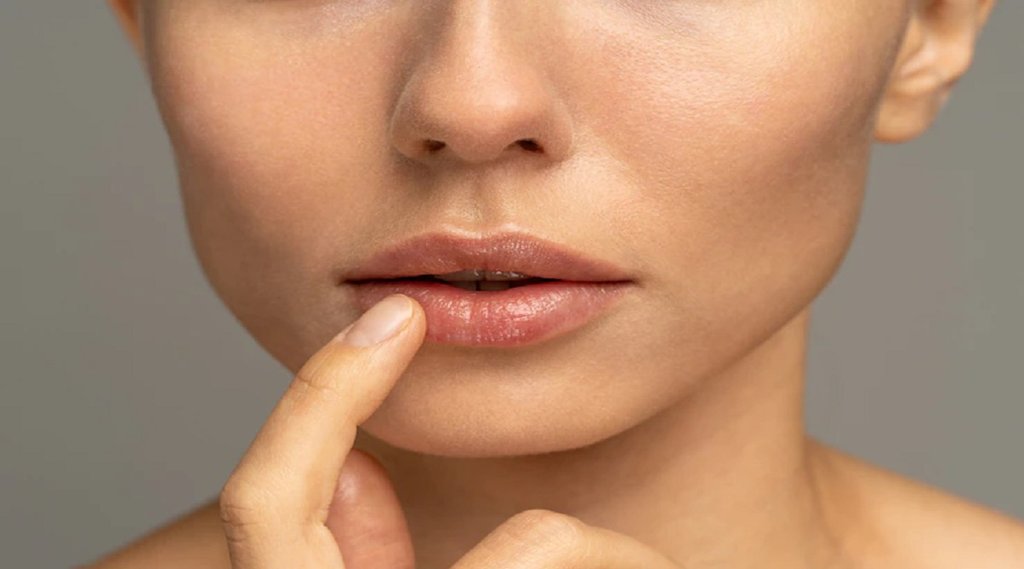 Is it normal to have dry lips in winter, How can I permanently fix my dry lips,सर्दी में ड्राई लिप्स का उपचार कैसे करें, lips care, home remedies for dry lips in winter,