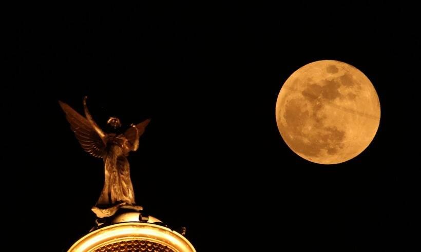 मुंबई के आसमान में चंद्र ग्रहण का नजारा कुछ ऐसा था। (Express photo by Amit Chakravarty)