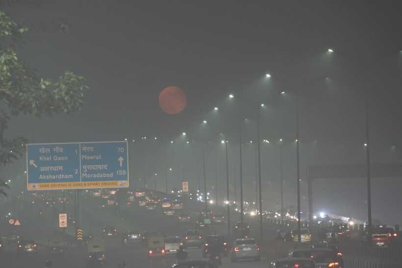 देश की राजधानी दिल्ली में भारी प्रदूषण के बीच लोगों ने चंद्र ग्रहण देखा। (Express photo by Tashi Tobgyal)