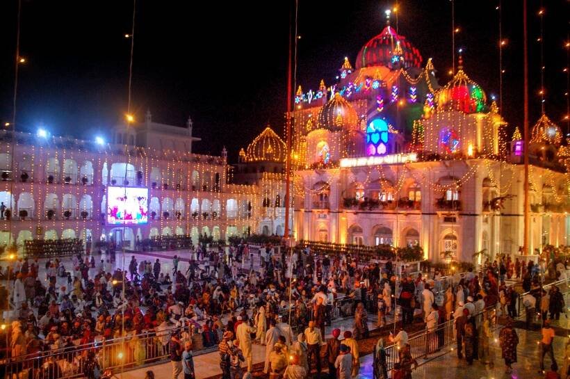 गुरुनानक जयंती मनाने के लिए पटना के हरमिंदर साहिब गुरुद्वारे में इकट्ठा हुए सिख श्रद्धालु।(PTI Photo)