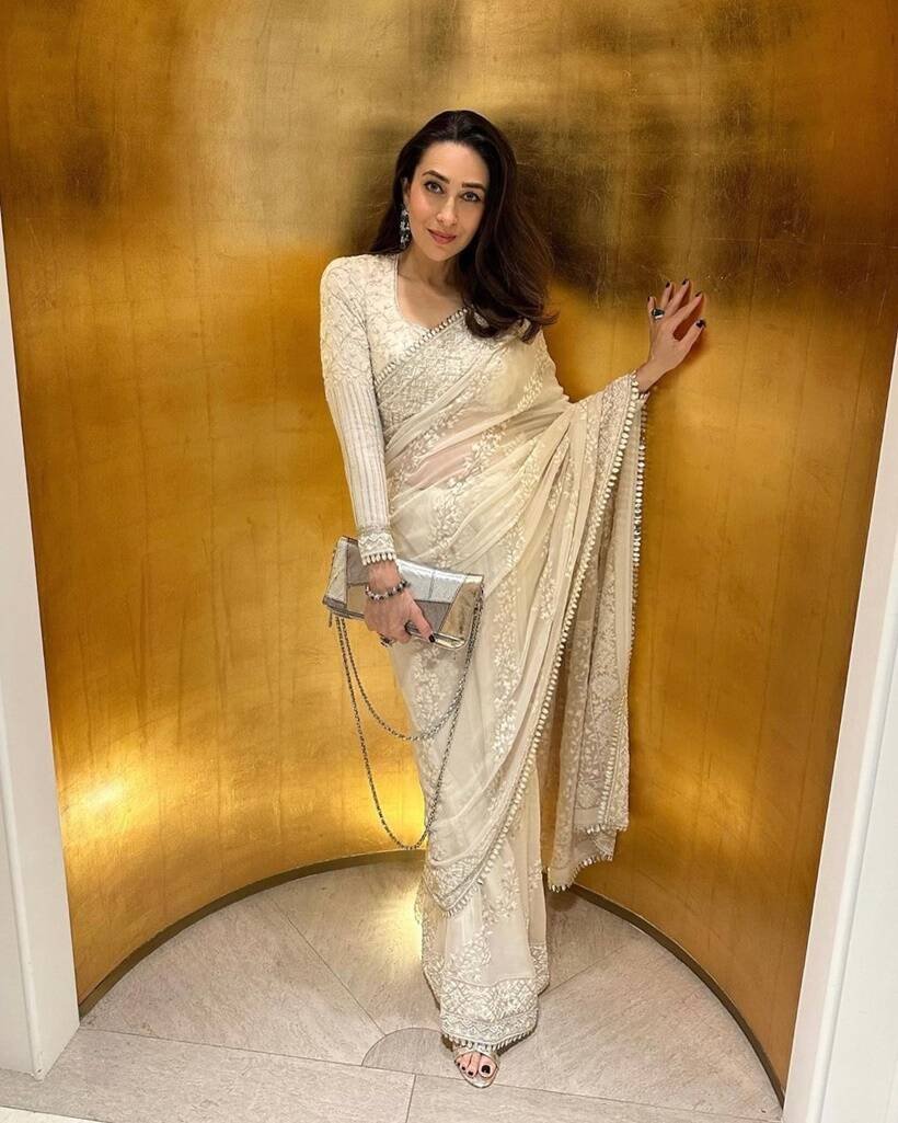 करिश्मा कपूर की ये साड़ी मनीष ने ही डिजाइन की है। (Photos: Karisma Kapoor/Instagram)