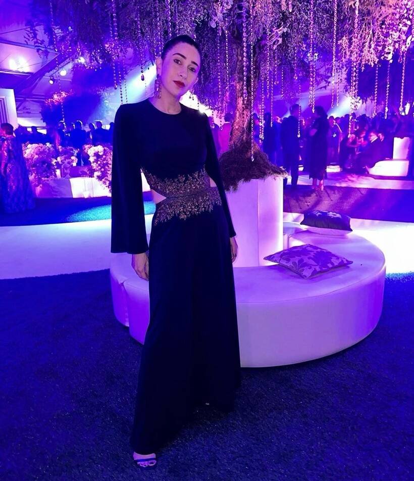 करिश्मा कपूर पर ये गाउन भी काफी जच रहा है। (Photos: Karisma Kapoor/Instagram)