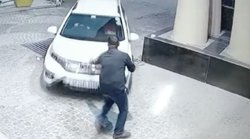 नोएडा में रेप आरोपी ने की सिक्योरिटी गार्ड को कार से कुचलने की कोशिश, वीडियो वायरल