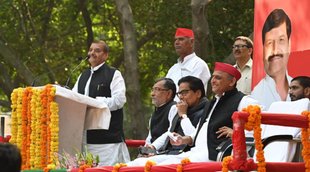 Mainpuri bypoll campaign, Mainpuri bypoll, Akhilesh Yadav touches uncle Shivpal feet