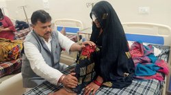 Madhya Pradesh: शिवराज सरकार में ऊर्जा मंत्री प्रद्युम्न सिंह तोमर ने अस्पताल में बुजुर्ग महिला के दबाए पैर, हाथ से खिलाया बिस्किट, वीडियो हो रहा वायरल