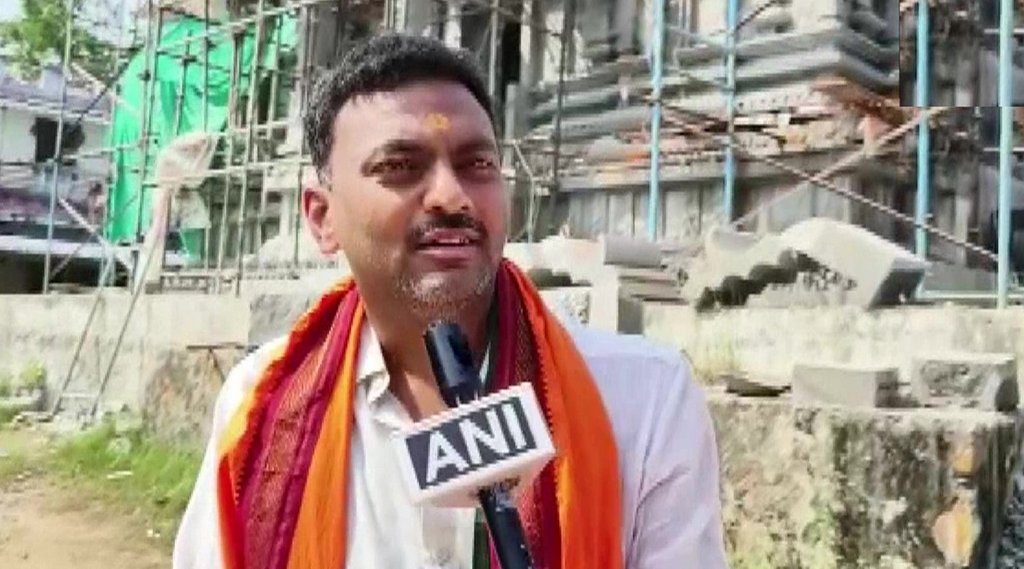 Andhra Pradesh: श्रवण कुमार नामका शख्स बनवा रहा है अपनी मां का मंदिर (Photo- ANI)
