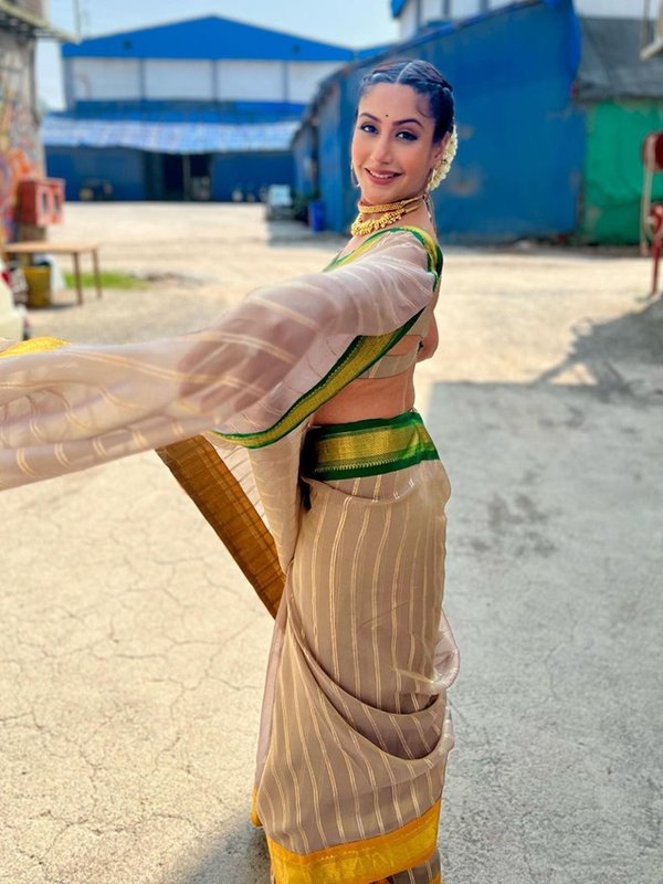 surbhi chandna style