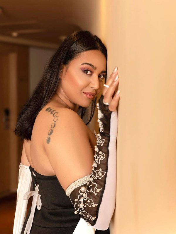 swara bhasker stylish look