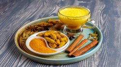 Turmeric Milk Benefits: सर्दी में क्यों करना चाहिए दूध में हल्दी का सेवन? एक्सपर्ट से जानिये