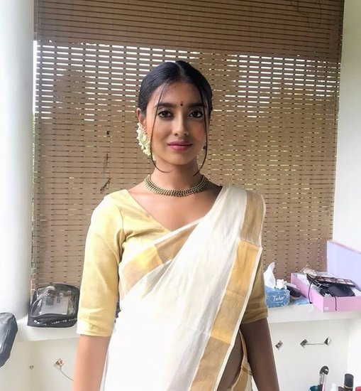 थिया डिसूजा एकता कपूर की वेह सीरीज का हिस्सा बनने से पहले मॉडलिंग किया करती थीं।