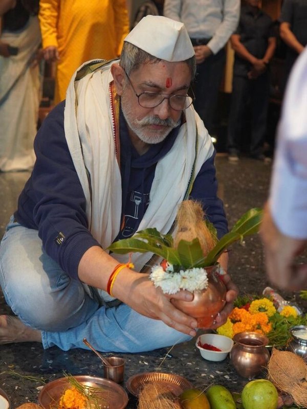 AAMIR KHAN DOING PUJA-PATH IN ALL GRE LOOK