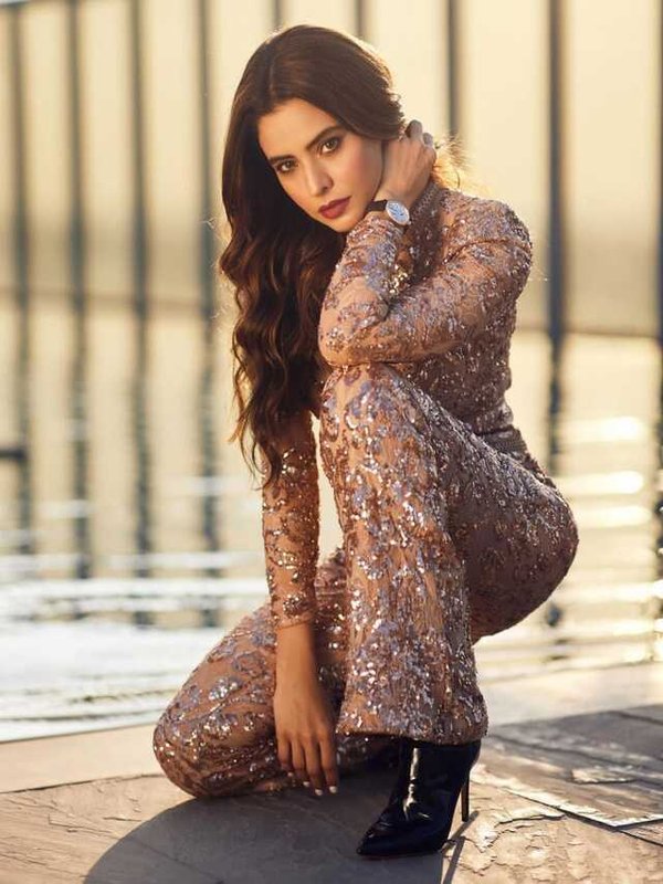 AAMNA SHARIF IN GOLDEN JUMP SUIT