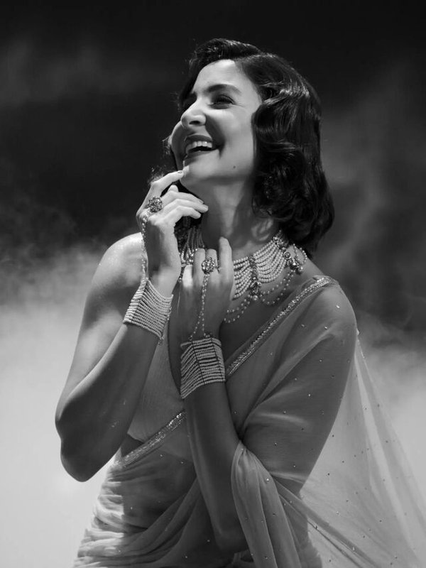 ANUSHKA SHARMA IN RETRO LOOK