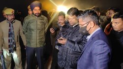 Car Fell In Gomti River: लखनऊ में गोमती नदी में गिरी कार, दो लोगों के डूबने की आशंका, रात में ड्राइव करने निकले थे