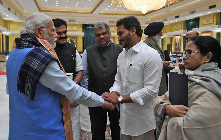 G 20 Summit All Party Meeting: 1 दिसंबर को भारत को जी-20 समूह की अध्यक्षता मिली है। अगले साल सितंबर में भारत में जी-20 का शिखर सम्मेलन (G 20 Summit) आयोजित किया जाएगा। जी 20 समिट की तैयारियों पर बात करने के लिए पीएम नरेंद्र मोदी (PM Narendra Modi) ने राष्ट्रपति भवन के कल्चरल सेंटर में सोमवार 5 दिसंबर को सर्वदलीय बैठक (All Party Meeting) रखी थी। इस मीटिंग से कई तस्वीरें सामने आई हैं।  (Photo: ANI)