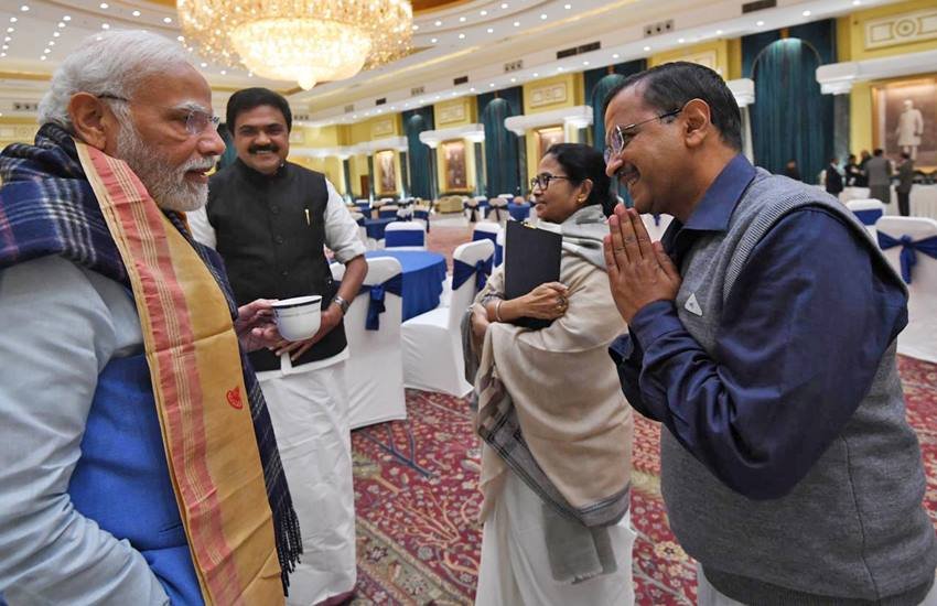 पीएम नरेंद्र मोदी से अरविंद केजरीवाल के मुलाकात की ये तस्वीर सोशल मीडिया में काफी वायरल हुई। लोग इस फोटो को शेयर कर कैप्शन का सुझाव मांगते दिखे। (Photo: ANI)