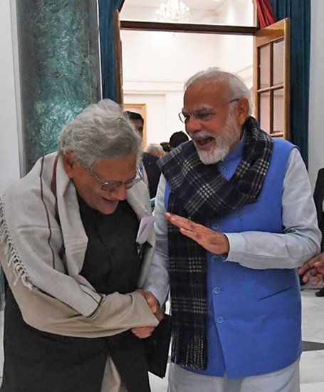 सीपीआई नेता के साथ हंसते प्रधानमंत्री। (Photo: ANI)