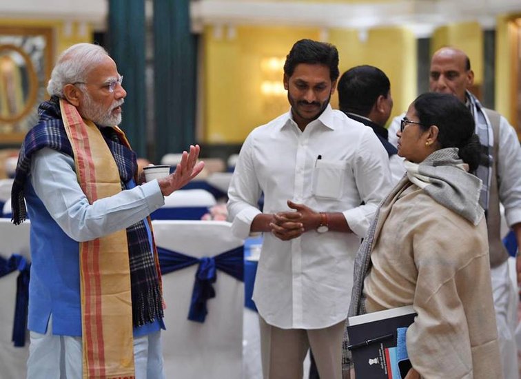 पश्चिम बंगाल की सीएम ममता बनर्जी और आंध्र प्रदेश के मुख्यमंत्री वाई एस जगनमोहन रेड्डी संग चर्चा करते पीएम नरेंद्र मोदी। (Photo: ANI)