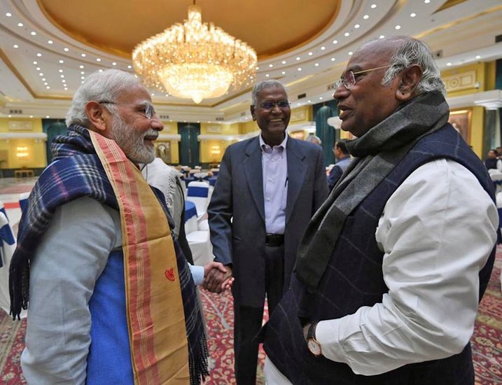 पीएम नरेंद्र मोदी संग बात करते कांग्रेस प्रेसिडेंट मल्लिकार्जुन खड़गे। (Photo: ANI)