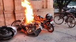 Allahabad University: इलाहाबाद यूनिवर्सिटी में आगजनी-हिंसा के बाद 43 गार्डों के खिलाफ मुकदमा दर्ज, छात्रों ने किया प्रदर्शन