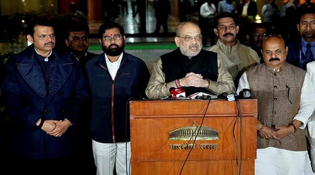 State Border Issue: संसद भवन नई दिल्ली में बुधवार, 14 दिसंबर को कर्नाटक के सीएम बसवराज बोम्मई, महाराष्ट्र के सीएम एकनाथ शिंदे और डिप्टी सीएम देवेंद्र फडणवीस के साथ बैठक के बाद मीडिया से बात करते केंद्रीय गृह मंत्री अमित शाह। (पीटीआई फोटो)