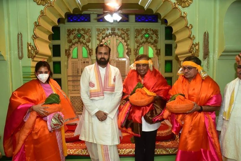 Mukesh Ambani and radhika Merchant in srinathji temple