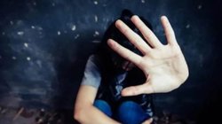 चलती ट्रेन में नाबालिग को छेड़ रहा था मदरसे का टीचर, यात्रियों ने पकड़कर की धुनाई, पुलिस को सौंपा