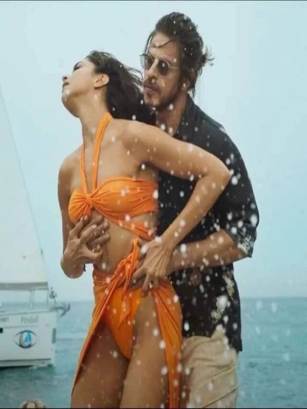 DEEPIKA-SHAHRUKH SONG CONTROVERSY