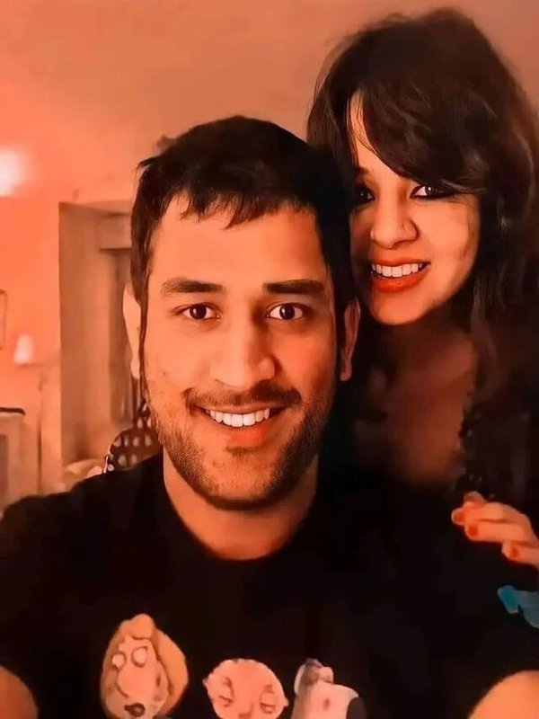 DHONI-SAKSHI CUTE LOVE STORY