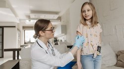 Diabetes: बच्चों को भी हो सकता है मधुमेह, जानिए किस उम्र में बढ़ता है Blood Sugar