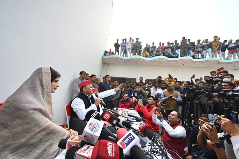अखिलेश यादव के लिए कई मायनों में खास रहा ये उपचुनाव। पिता की सीट पर पत्नी को लड़ाकर अखिलेश ने रिस्क लिया था। क्योंकि इससे पहले भी डिंपल सपा का गढ़ मानी जाने वाली फिरोजाबाद सीट से उपचुनाव हार चुकी थीं।   (Photo: Dimple Yadav Twitter)