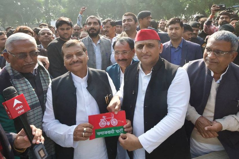 मैनपुरी चुनाव शिवपाल यादव को ना सिर्फ अखिलेश के करीब ले आई बल्कि सपा में उनकी घर वापसी भी करवा दी।  (Photo: Shivpal Yadav Twitter)