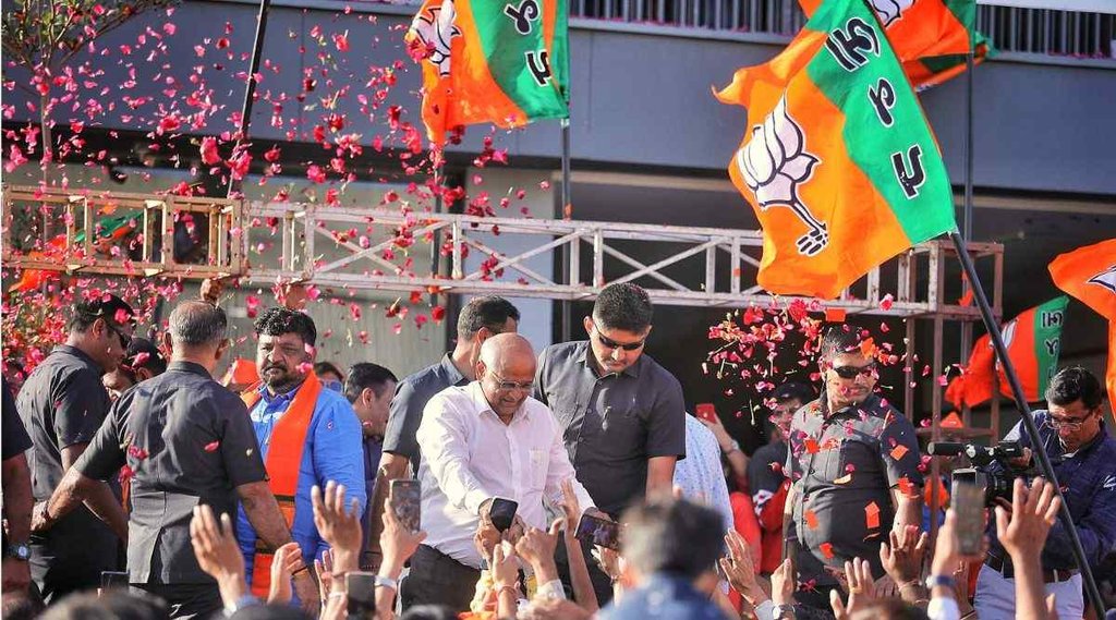 गुजरात विधानसभा चुनाव में पार्टी की जीत के बाद अपने निर्वाचन क्षेत्र घाटलोडिया में समर्थकों से मिलते मुख्यमंत्री भूपेंद्र पटेल (Express photo by Nirmal Harindran)