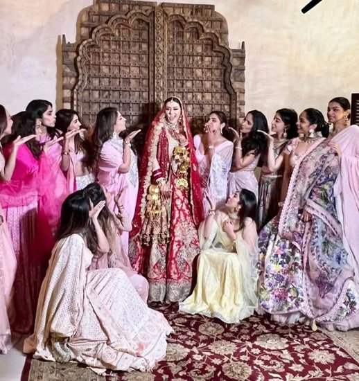 शादी में हंसिका के घरवाले और बेहद खास लोग ही शामिल रहे। हंसिका लाल जोड़े में किसी परी जैसी नजर आ रही थीं। (Photo: Hansika.officiaal/Instagram)