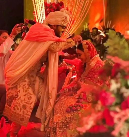 सुहैल भी गोल्डन शेरवानी में खूब जच रहे थे। (Photo: Hansika.officiaal/Instagram)