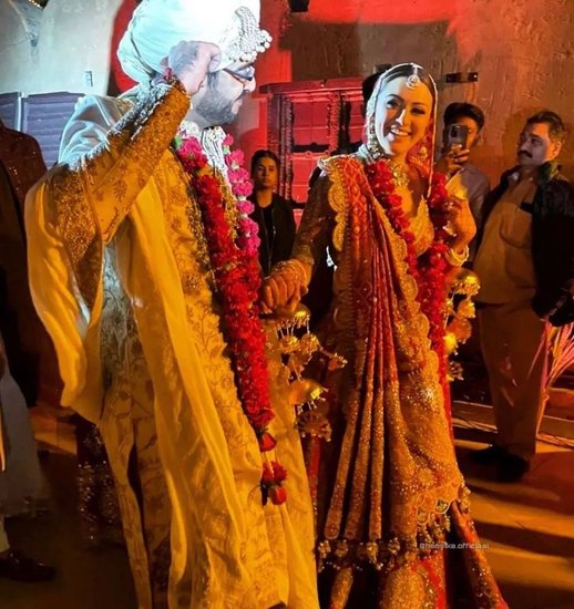 दोनों की शादी की तस्वीरें शेयर करते हुए उनके फैंस बधाई दे रहे हैं। (Photo: Hansika.officiaal/Instagram)