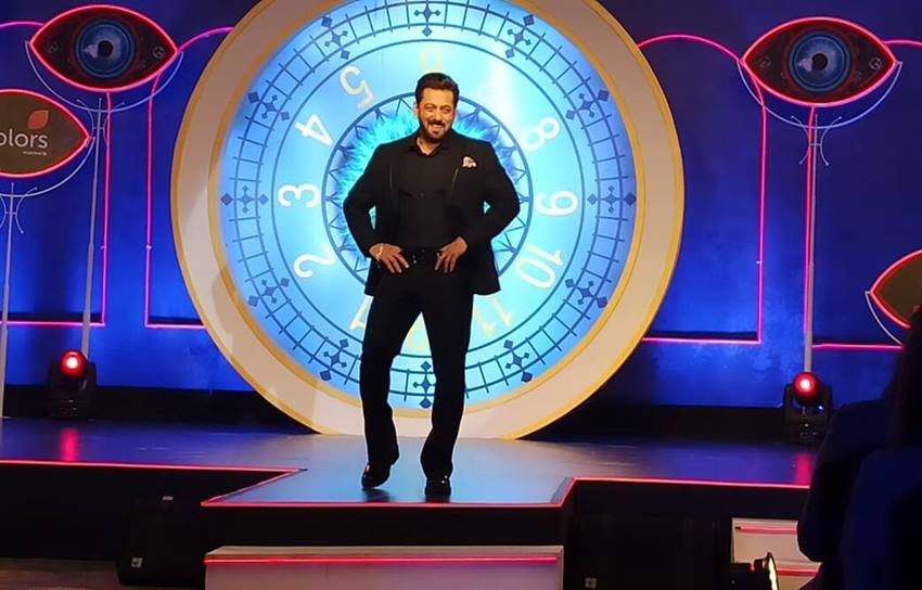 Salman Khan: सलमान खान पिछले कई सालों से बिग बॉस के होस्ट हैं। बात सलमान के फीस की करें तो मीडिया रिपोर्ट्स के मुताबिक बिग बॉस 16 के लिए वह 350 करोड़ रुपये से ज्यादा फीस ले रहे रहैं। इस भारी भरकम रकम के साथ वह सबसे महंगे भारतीय टीवी होस्ट हैं।