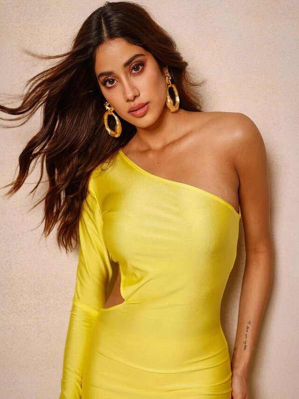 JANHVI KAPOOR IN ONE SHOULDER DRESS