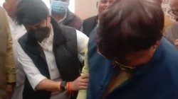 Madhya Pradesh: ज्योतिरादित्य सिंधिया ने अपने हाथों से पहनाई शिवराज के मंत्री को चप्पल, खराब सड़क को लेकर 66 दिन से घूम रहे थे नंगे पैर