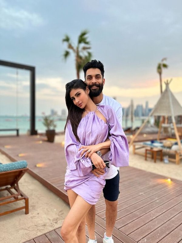 MOUNI ROY WITH HUSBAND SOORAJ - ROMANTIC PICS