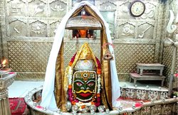 Mahakaleshwar Temple: फिल्मी गीत पर किया डांस और फिर पोस्ट कर दिया वीडियो, महाकालेश्वर मंदिर की सुरक्षा में तैनात दो महिला सुरक्षा कमिर्यों की गई नौकरी