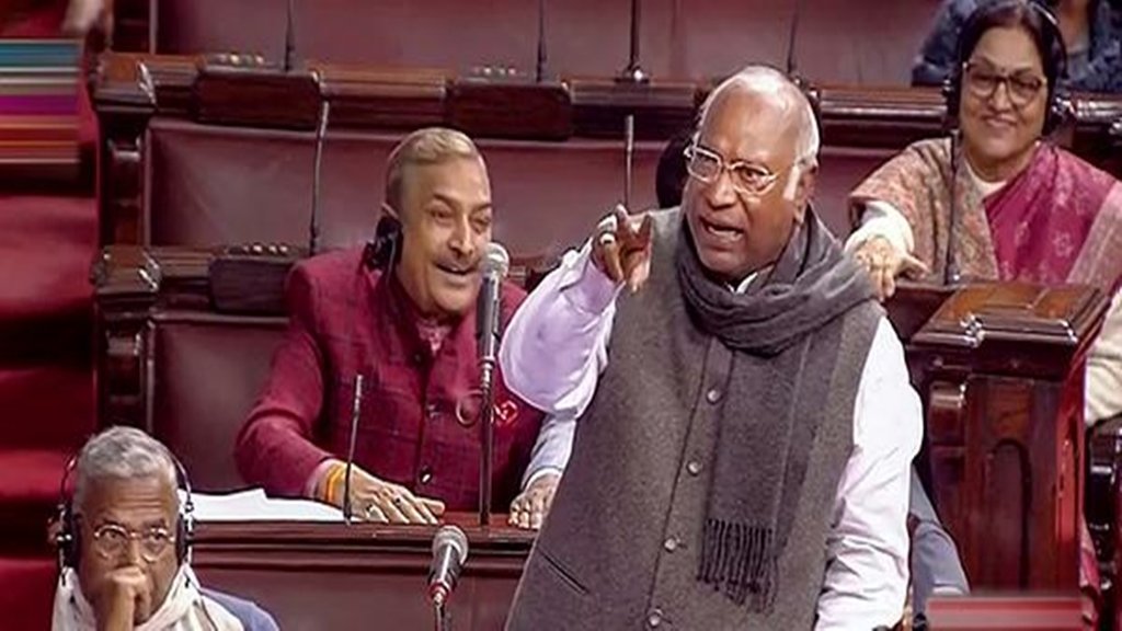 मंगलवार, 20 दिसंबर, 2022 को नई दिल्ली में संसद के चल रहे शीतकालीन सत्र के दौरान राज्यसभा में बोलते कांग्रेस सांसद मल्लिकार्जुन खड़गे। (पीटीआई फोटो)