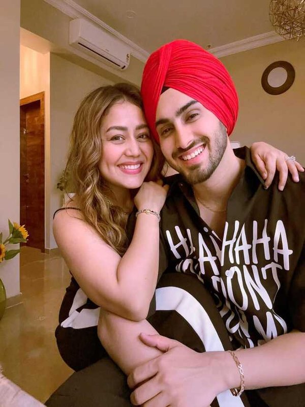 NEHA KAKKAR CELEBRATED HER HUSBAND ROHANPREET BIRTHDAY