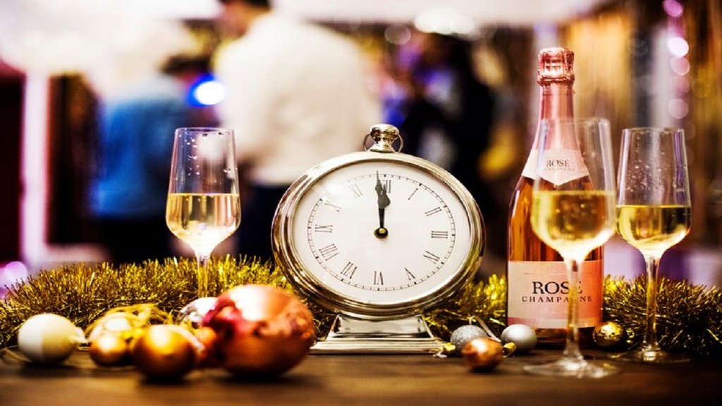 New Year's celebration: नए साल के सेलिब्रेशन में अल्कोहल से परहेज करें वरना बीमार हो सकती हैं। PHOTO-FREEPIK