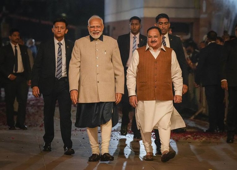 गुजरात की जीत के जश्न के मौके पर पीएम मोदी काले पठानी कुर्ते और लॉन्ग कोट में दिखे। पीएम मोदी शायद पहली बार इस तरह की वेशभूषा में दिखे। आइए डालते हैं 2012 से 2022 तक हर बड़ी चुनावी जीत के बाद नरेंद्र मोदी किस गेटअप में नजर आए। (Photo: PTI)