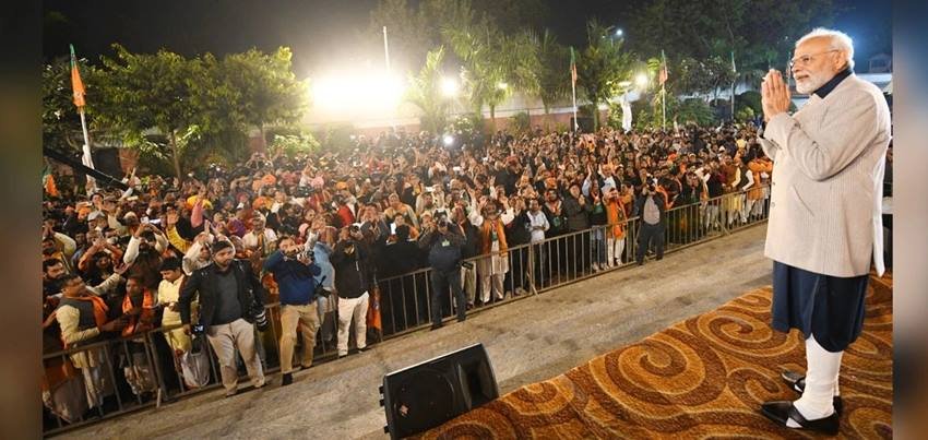 गुजरात फतेह के बाद पीएम मोदी ने नई दिल्ली स्थित बीजेपी मुख्यालय से पार्टी कार्यकर्ताओं को संबोधित किया। (Photo: PTI)