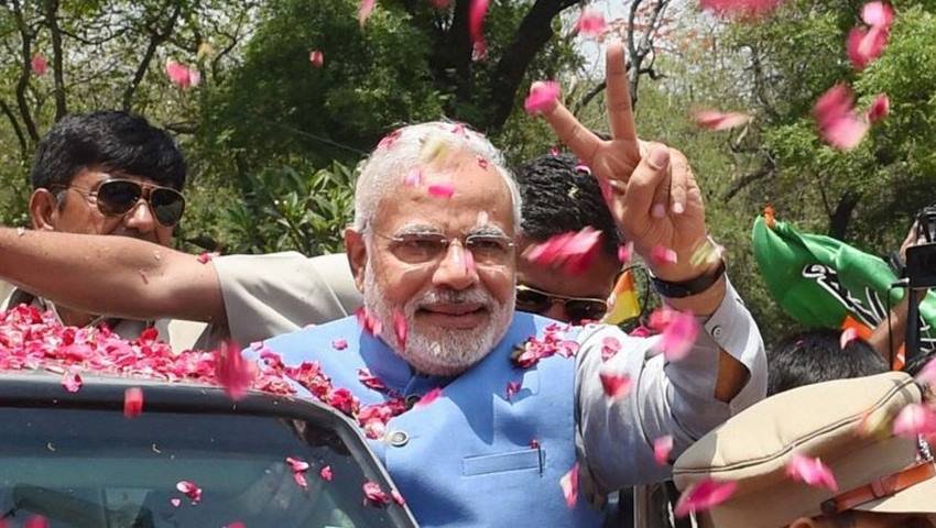 2014 में लोकसभा चुनावों में जीत के जश्न में रोड शो के दौरान पीएम मोदी। (Photo: PTI)
