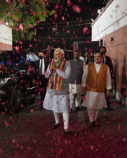 2022 में यूपी में भाजपा फिर से सत्ता में काबिज हुई है। लगातार दूसरी बार यूपी जीतने के बाद बीजेपी मुख्यालय पर जश्न की तस्वीर। (Photo: NarendraModi.in)