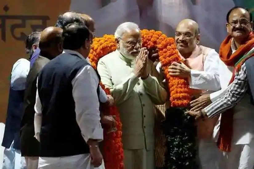 पीएम मोदी की यह फोटो साल 2017 में यूपी विधानसभा चुनाव में जीत के बाद की है। (Photo: PTI)